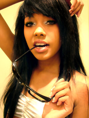 Neat mulatto cutie posing in hot pictures