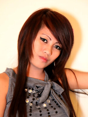 Sultry young Pinay minx shows off her skills for lucky foreigner