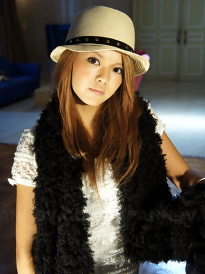 Lovely gal Japanese Kanon loves to show off